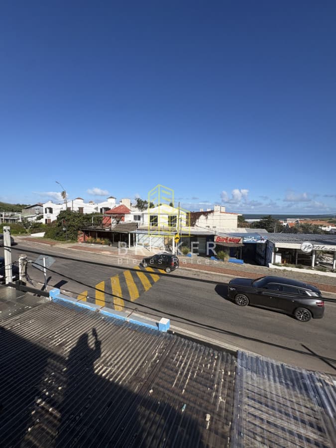 Venta local comercial y apartamento En La Barra Punta del Este
