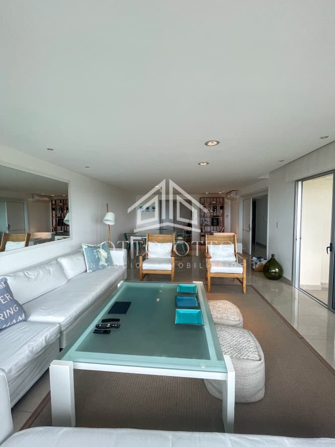 Apartamento de 3 dormitorios en Punta del Este, Playa Brava FRENTE AL MAR