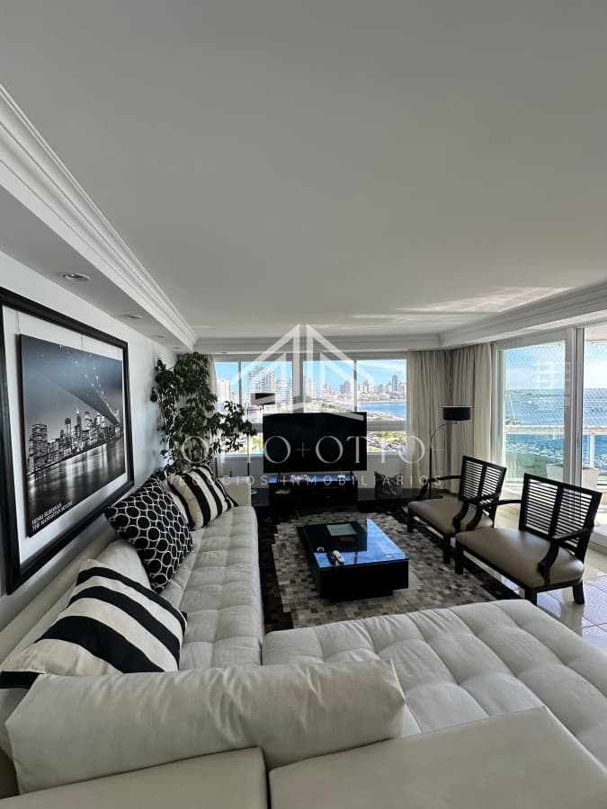 Lujoso apartamento en venta en Millenium Tower de Punta del Este frente al mar.