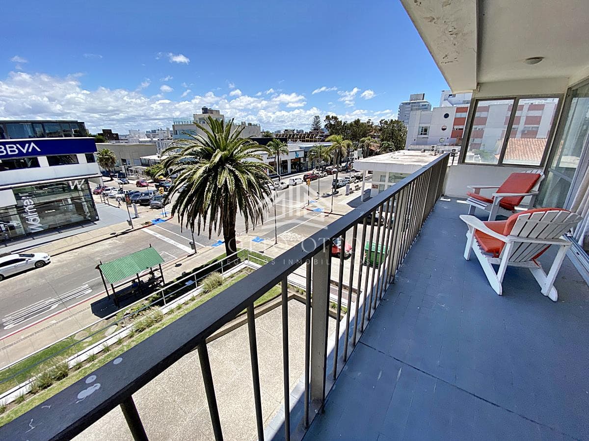Apartamento en Peninsula a metros de la Rambla