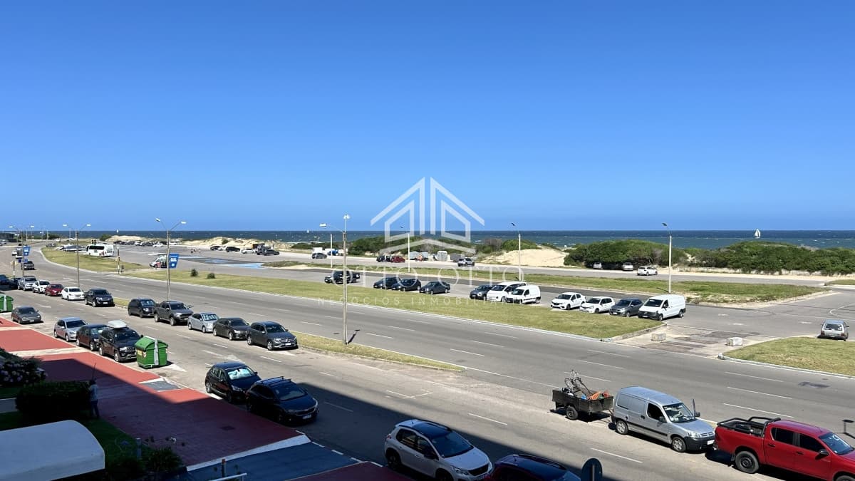 Apartamento en venta 2 dormitorios frente al mar en Punta del Este Playa Brava