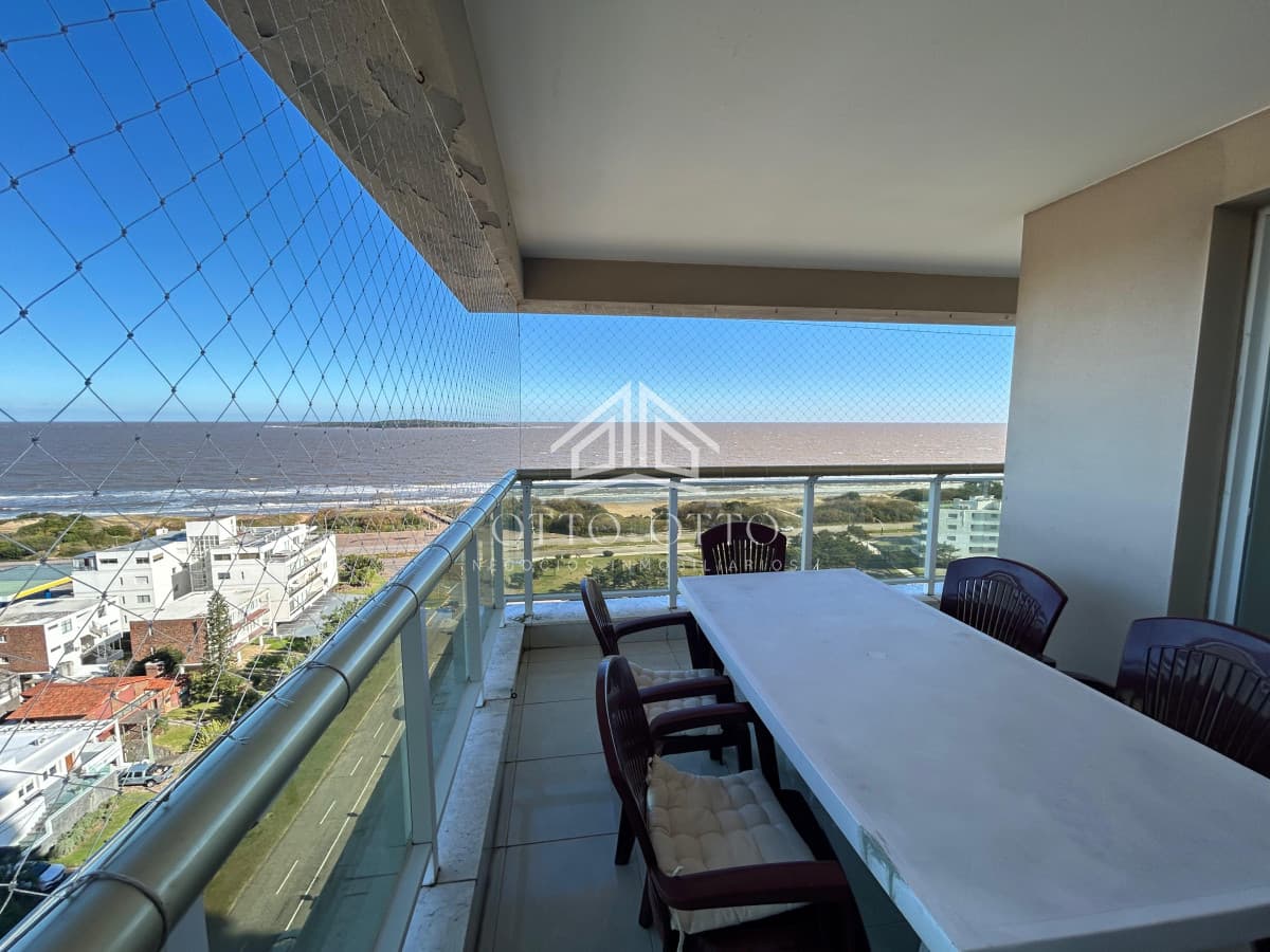 Venta apartamento tres dormitorios mas servicio edificio le jardin punta del este vista al mar