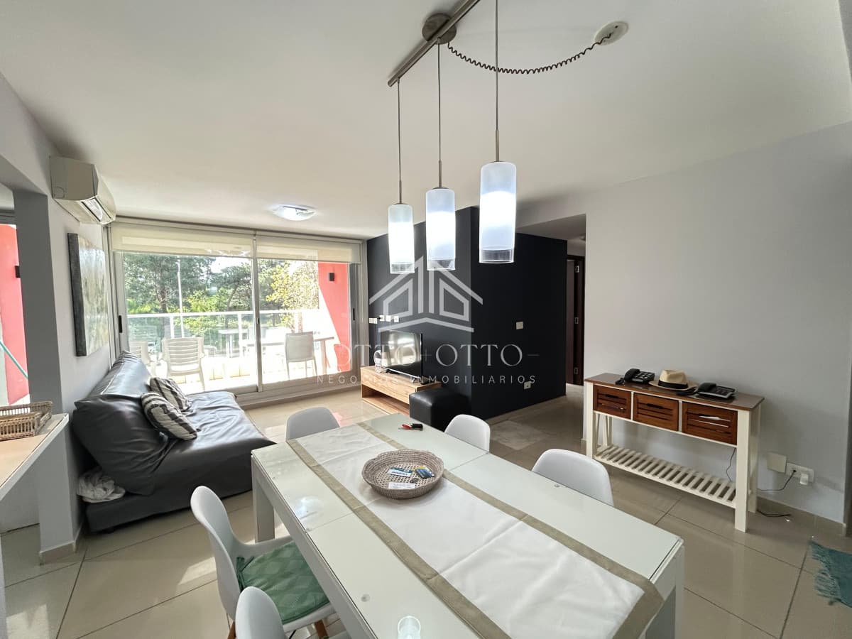 Venta apartamento dos dormitorios punta del este edificio acapulco roosevelt parrillero propio