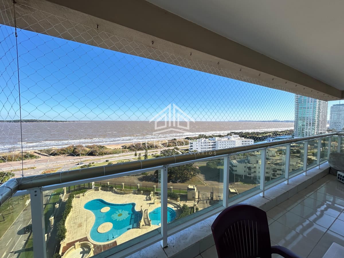 Venta apartamento tres dormitorios mas servicio edificio le jardin punta del este vista al mar