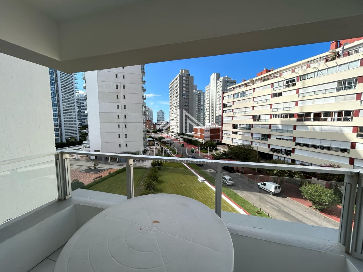 Venta apartamento un dormitorio y medio punta del este edificio Triangulo Mansa