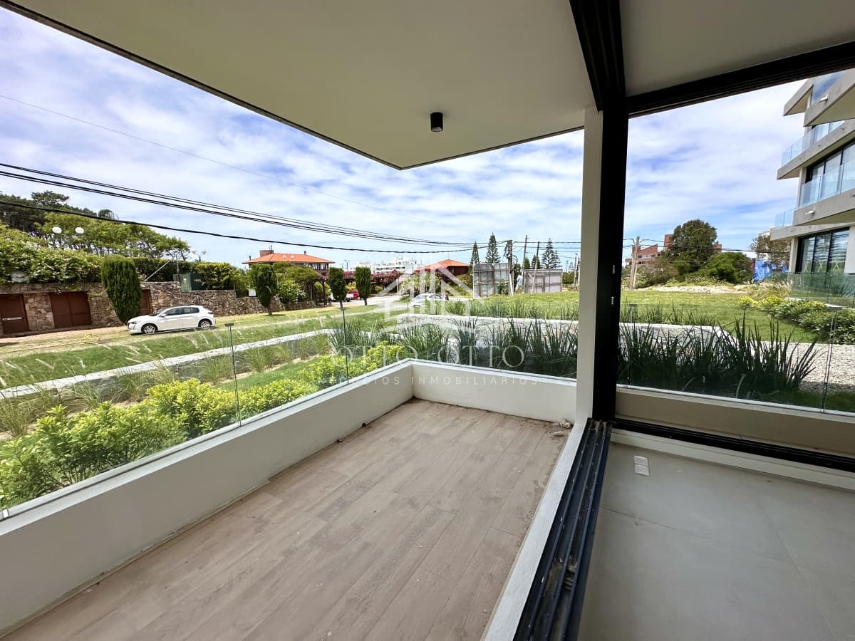 Apartamento de 2 dormitorios en venta en Playa Brava, Punta del Este
