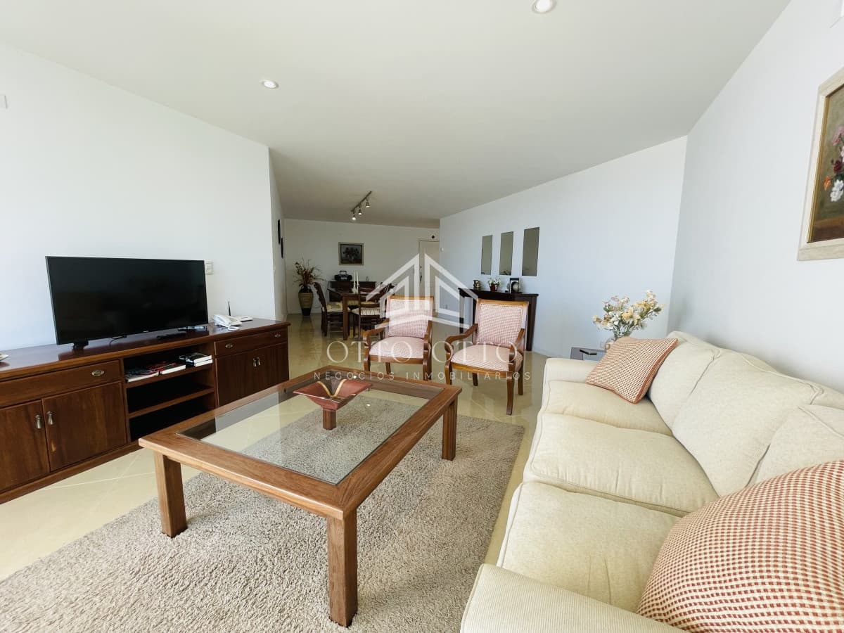 Hermoso apartamento de 3 dormitorios más dependencia de servicio a la venta