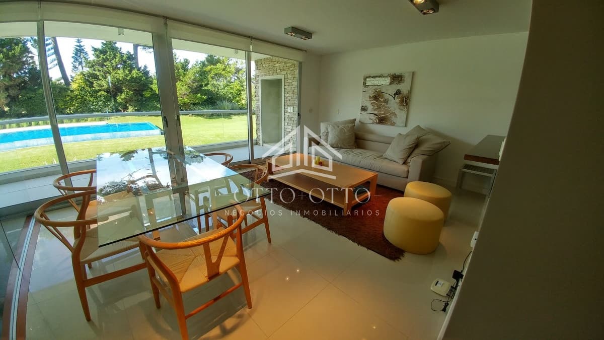 Departamento en complejo de categoría en la zona de Rincon del Indio a pasos del mar.