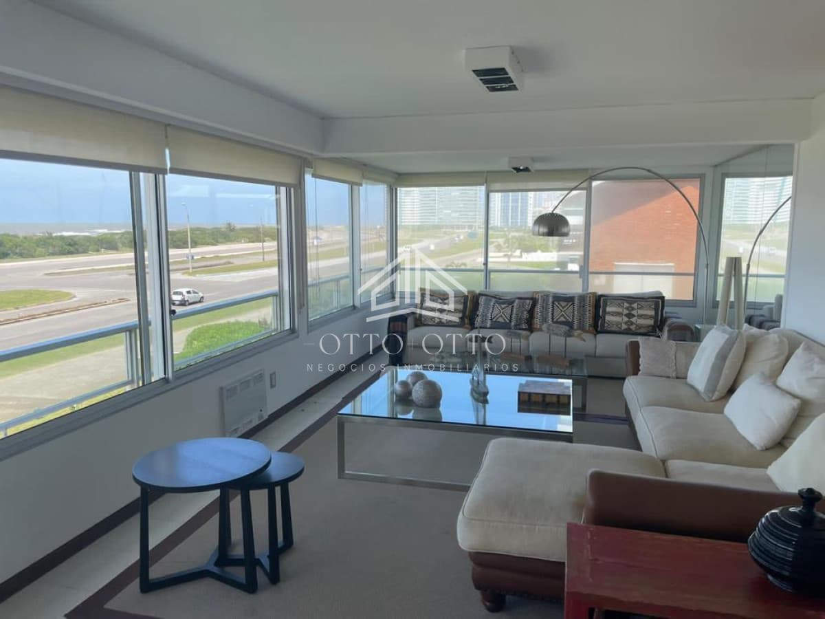 Apartamento en torre de categoría en venta y alquiler temporario.