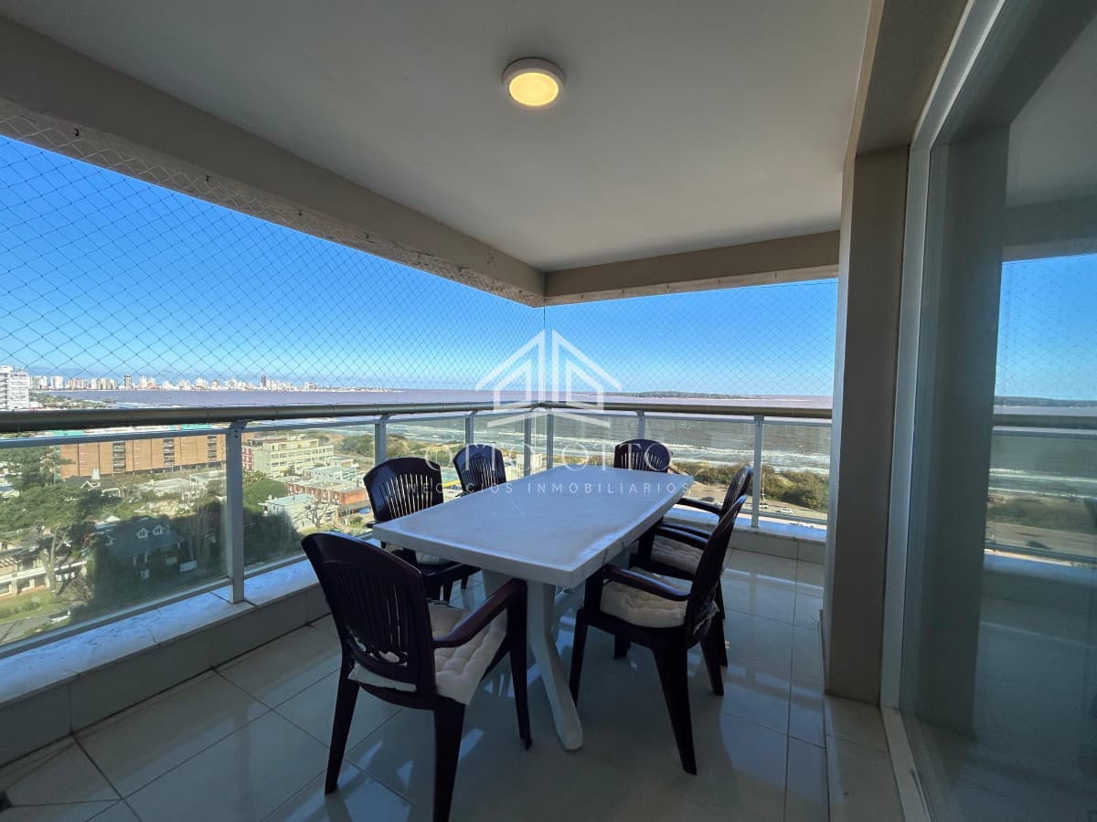 Venta apartamento tres dormitorios mas servicio edificio le jardin punta del este vista al mar