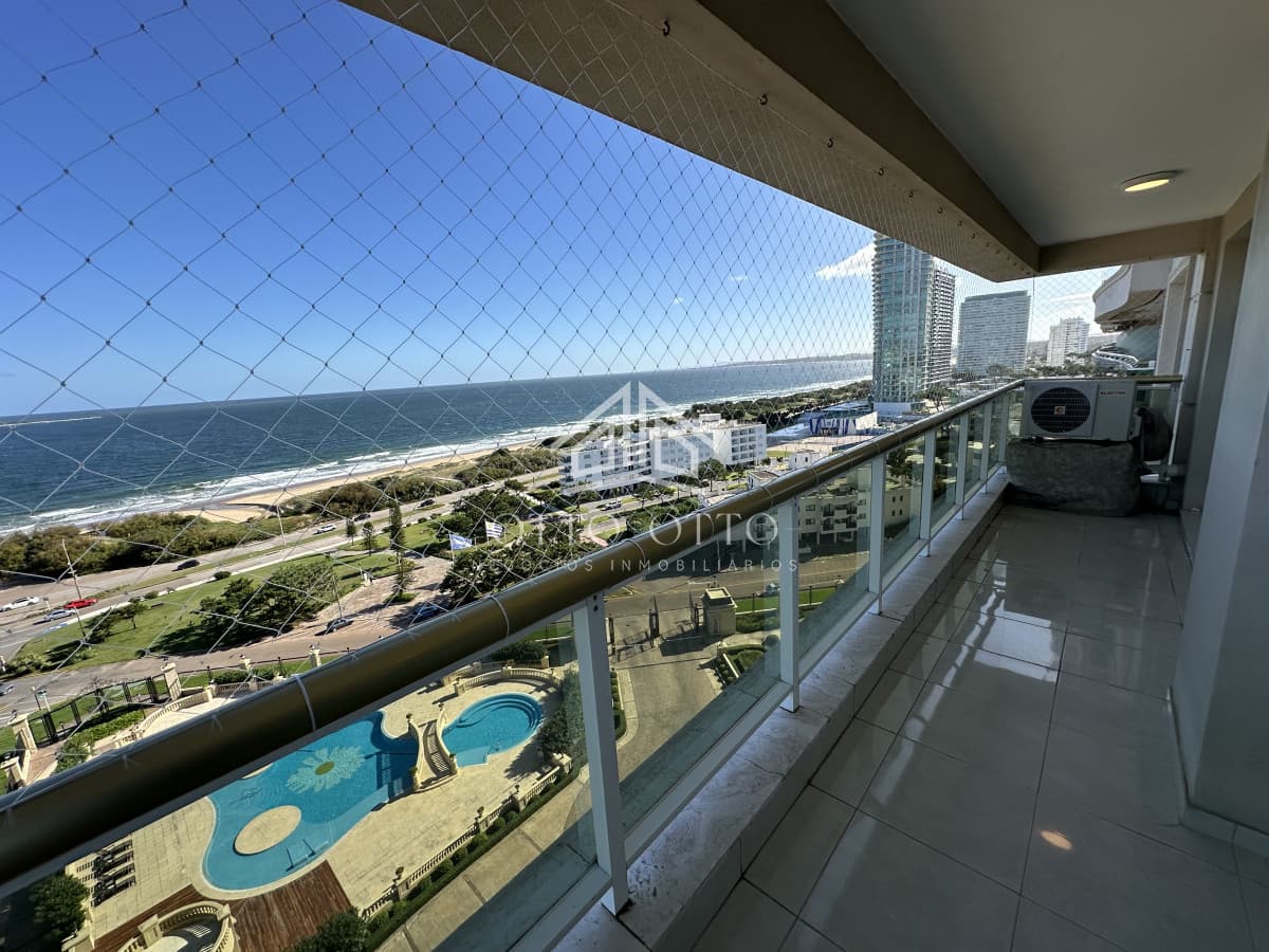 Venta apartamento tres dormitorios mas servicio edificio le jardin punta del este vista al mar