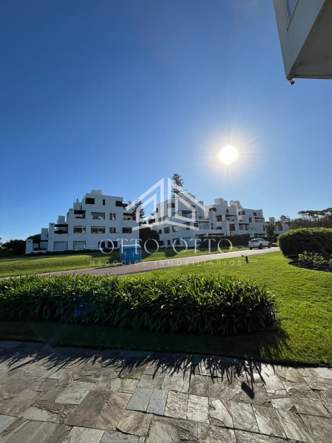 Apartamento en venta primera linea playa brava de 4 dormitorios