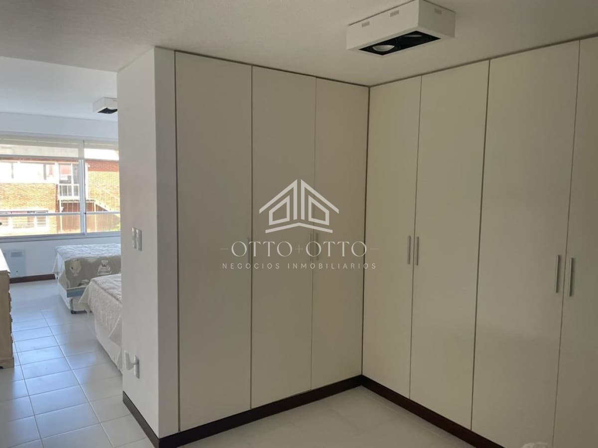 Apartamento en torre de categoría en venta y alquiler temporario.