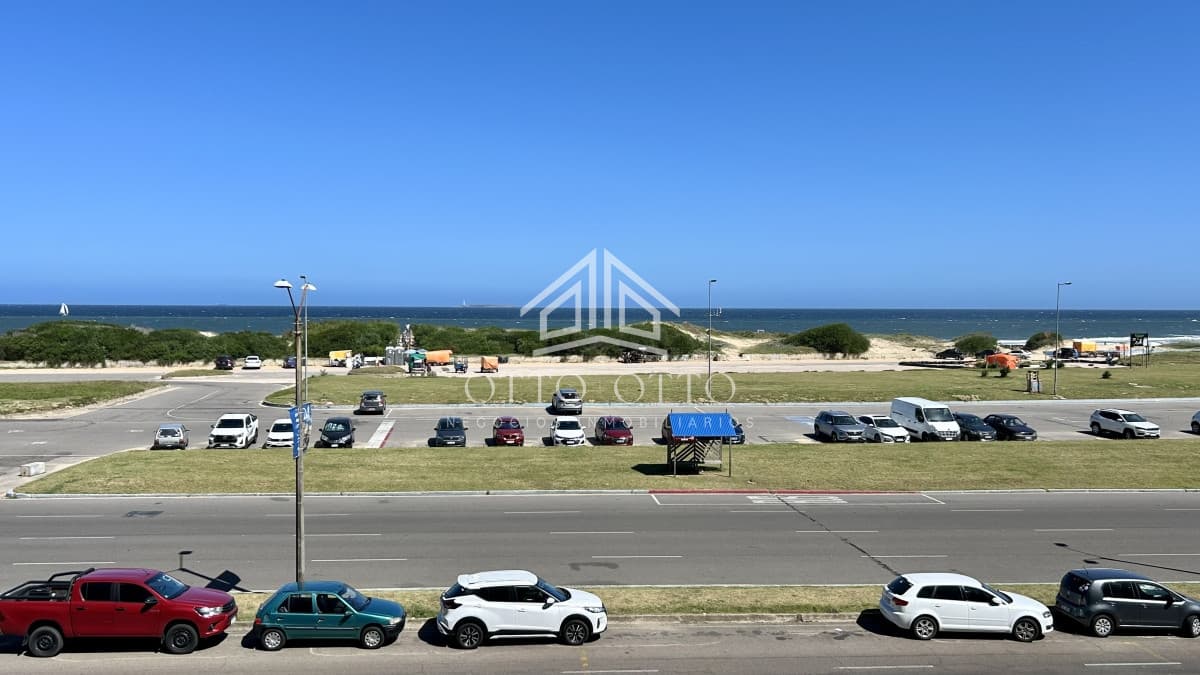 Apartamento en venta 2 dormitorios frente al mar en Punta del Este Playa Brava