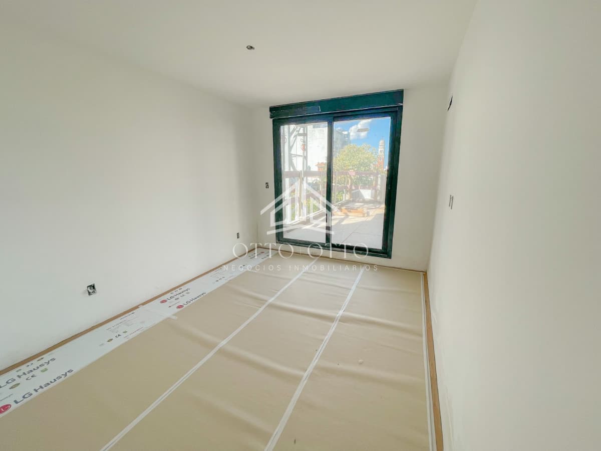 Apartamento en venta dos dormitorios con patio zona Punta Carretas