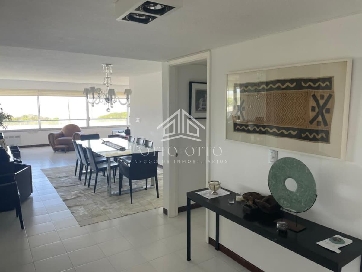 Apartamento en torre de categoría en venta y alquiler temporario.
