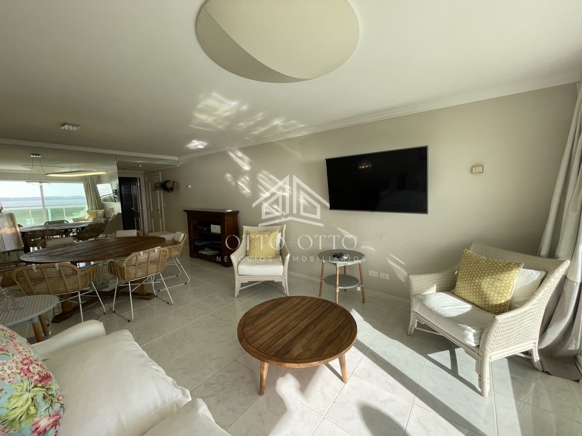 Venta Apartamento TRES Dormitorios Punta del este playa Mansa Primera fila