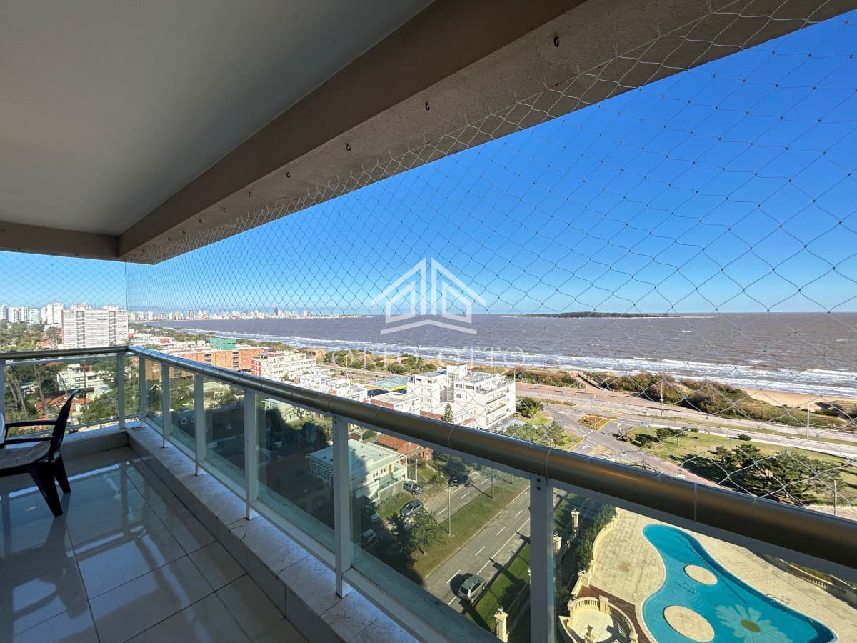 Venta apartamento tres dormitorios mas servicio edificio le jardin punta del este vista al mar
