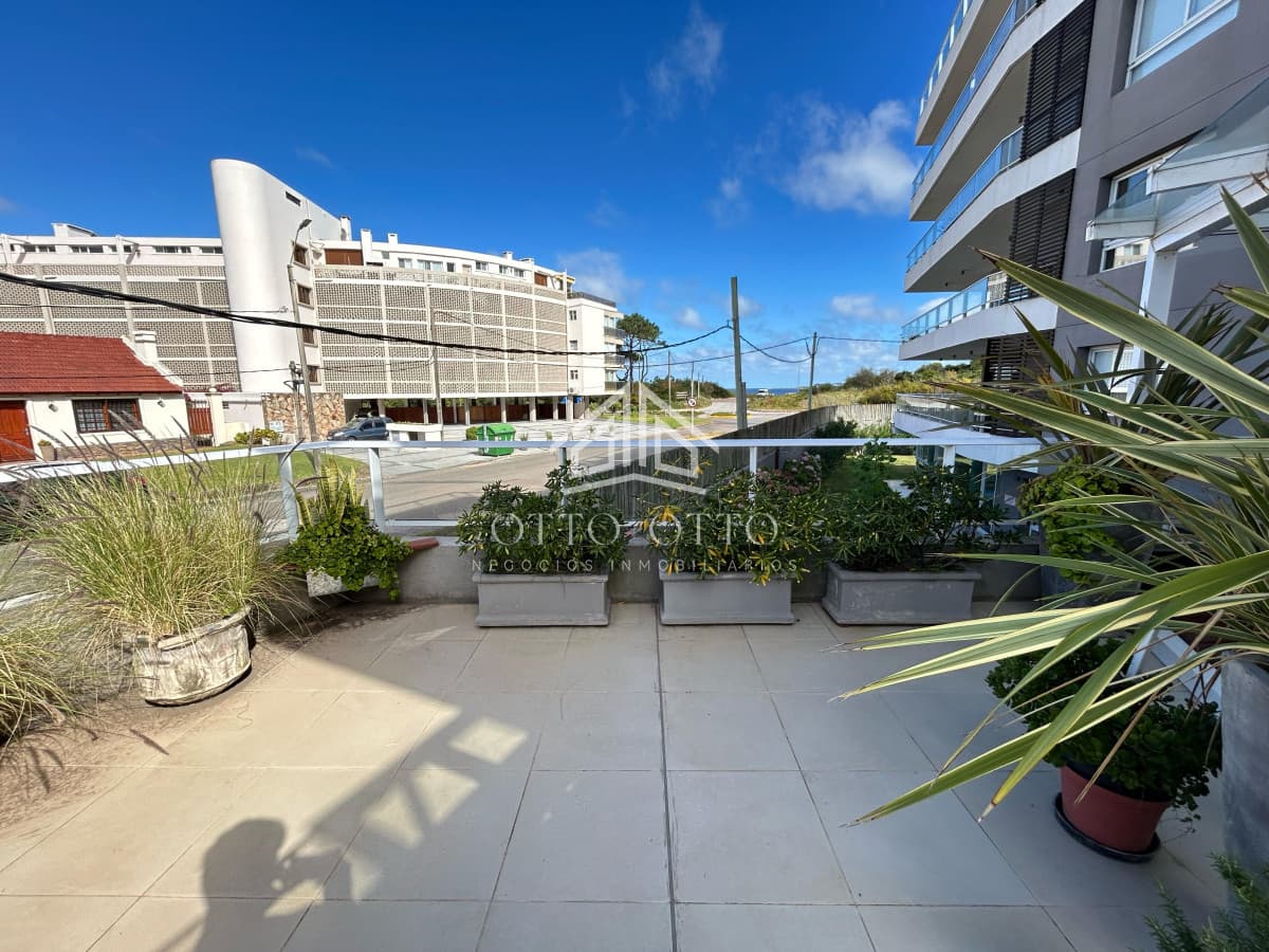Venta apartamento un dormitorio punta del este edificio Ten Mansa vista al mar