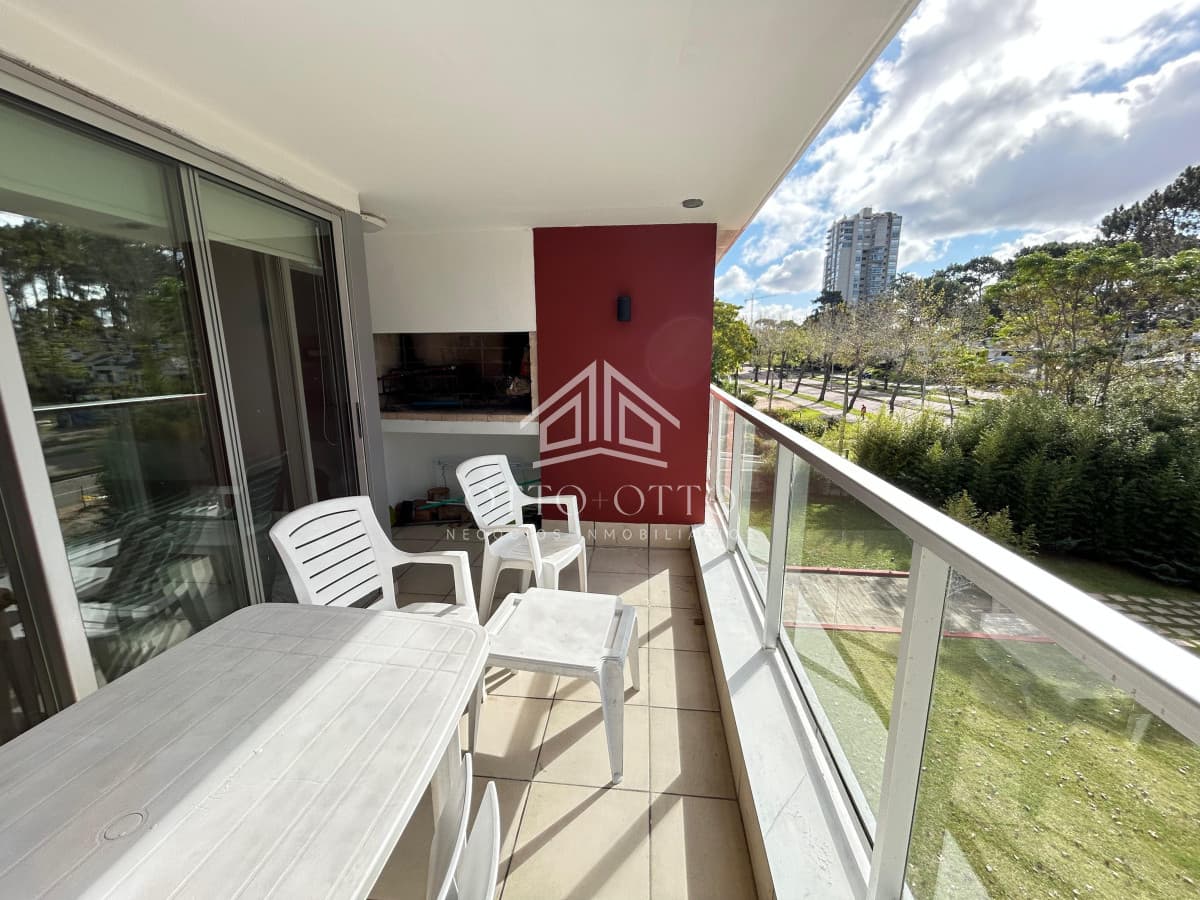 Venta apartamento dos dormitorios punta del este edificio acapulco roosevelt parrillero propio