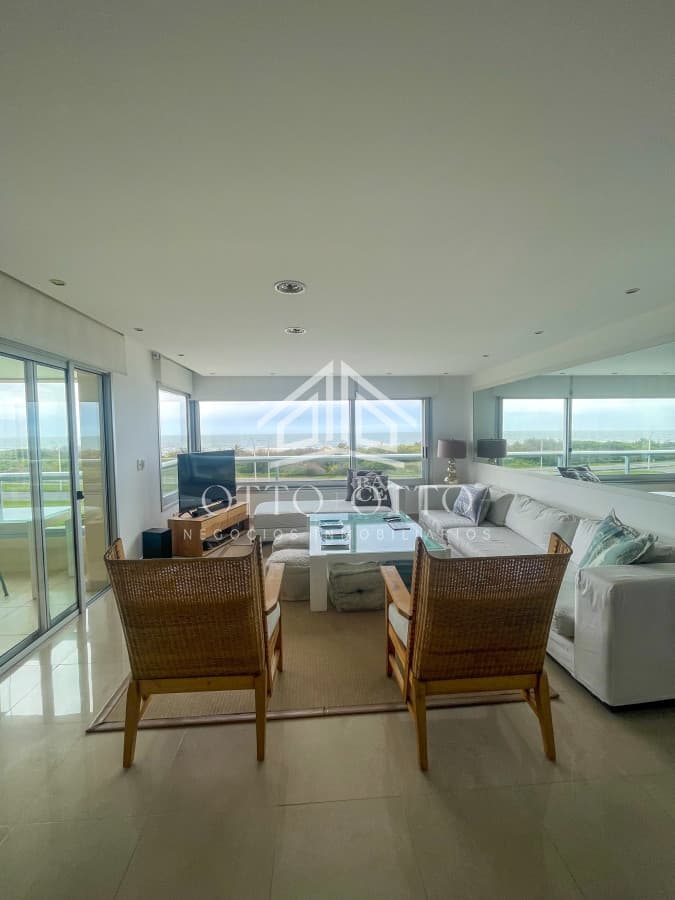 Apartamento de 3 dormitorios en Punta del Este, Playa Brava FRENTE AL MAR