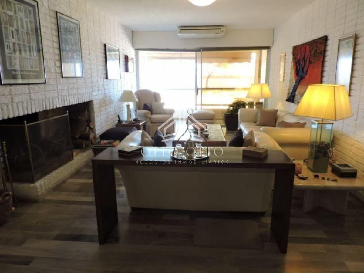 Apartamento en venta Playa Mansa 3 dormitorios