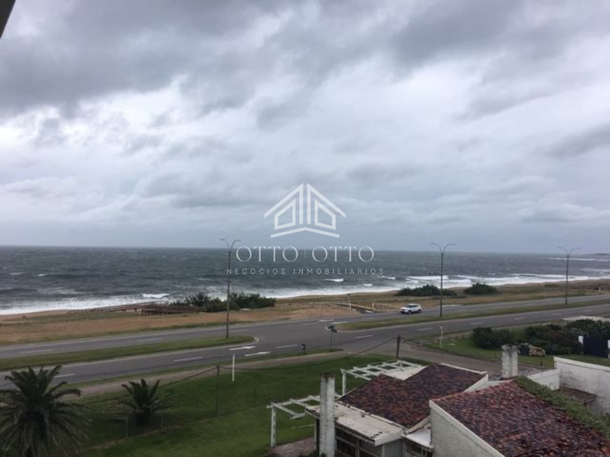 Apartamento en venta Playa Mansa 2 dormitorios