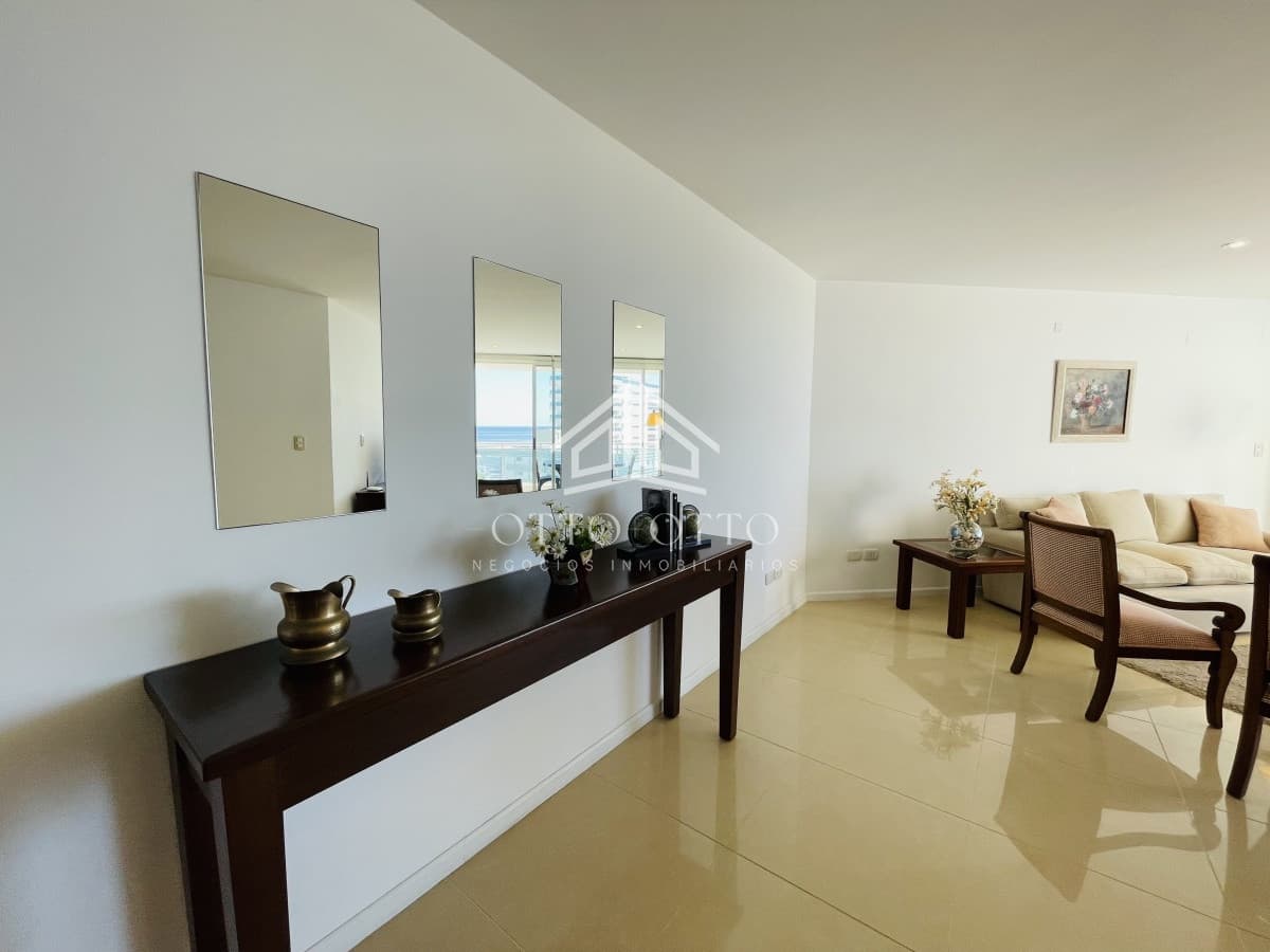 Hermoso apartamento de 3 dormitorios más dependencia de servicio a la venta