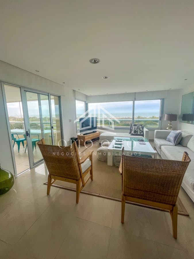 Apartamento de 3 dormitorios en Punta del Este, Playa Brava FRENTE AL MAR