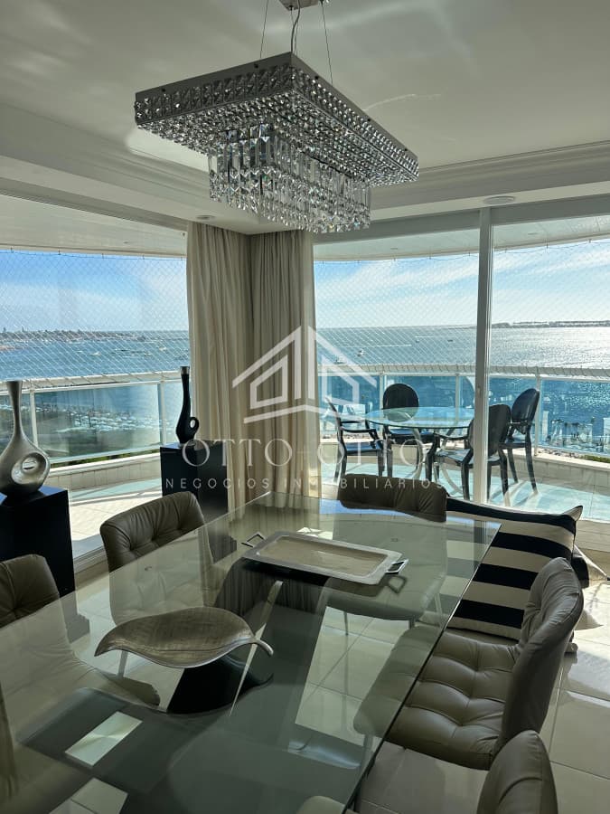 Lujoso apartamento en venta en Millenium Tower de Punta del Este frente al mar.