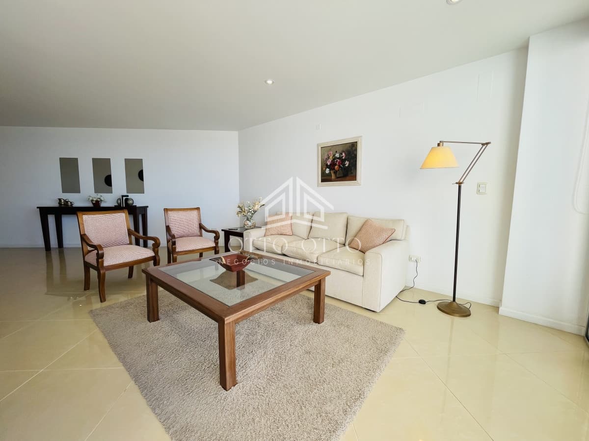 Hermoso apartamento de 3 dormitorios más dependencia de servicio a la venta