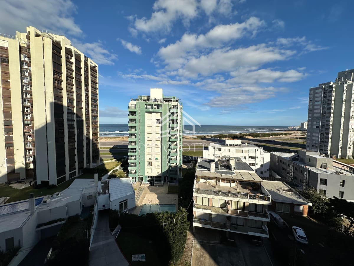 Venta apartamento dos dormitorios punta del este playa brava edificio siglo sol ii vista al mar