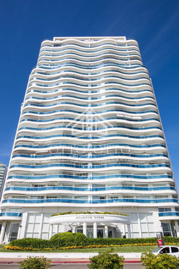 Lujoso apartamento en venta en Millenium Tower de Punta del Este frente al mar.