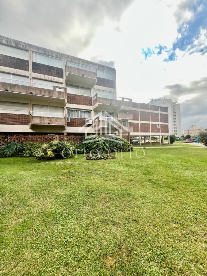 Venta apartamento dos dormitorios punta del este Aidy Grill edificio el Arenal