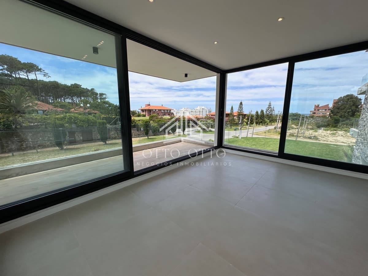Apartamento de 2 dormitorios en venta en Playa Brava, Punta del Este