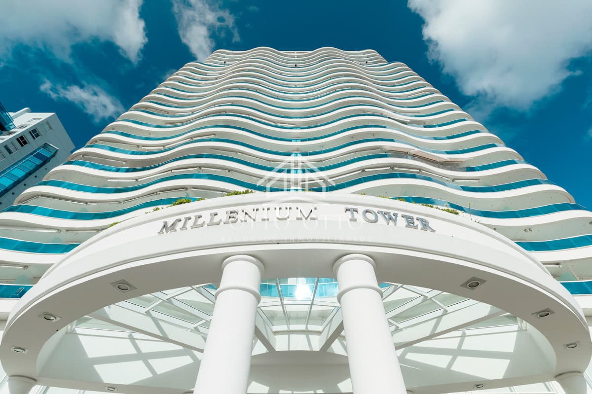 Lujoso apartamento en venta en Millenium Tower de Punta del Este frente al mar.