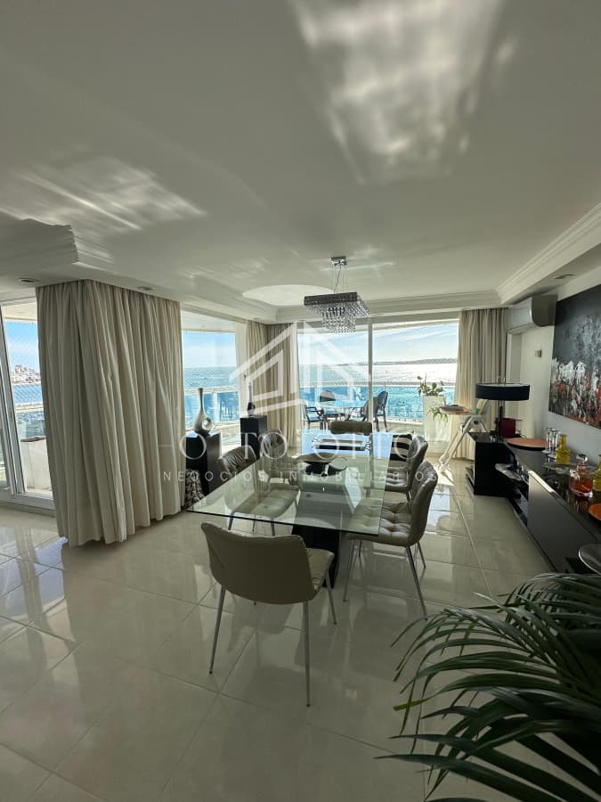 Lujoso apartamento en venta en Millenium Tower de Punta del Este frente al mar.