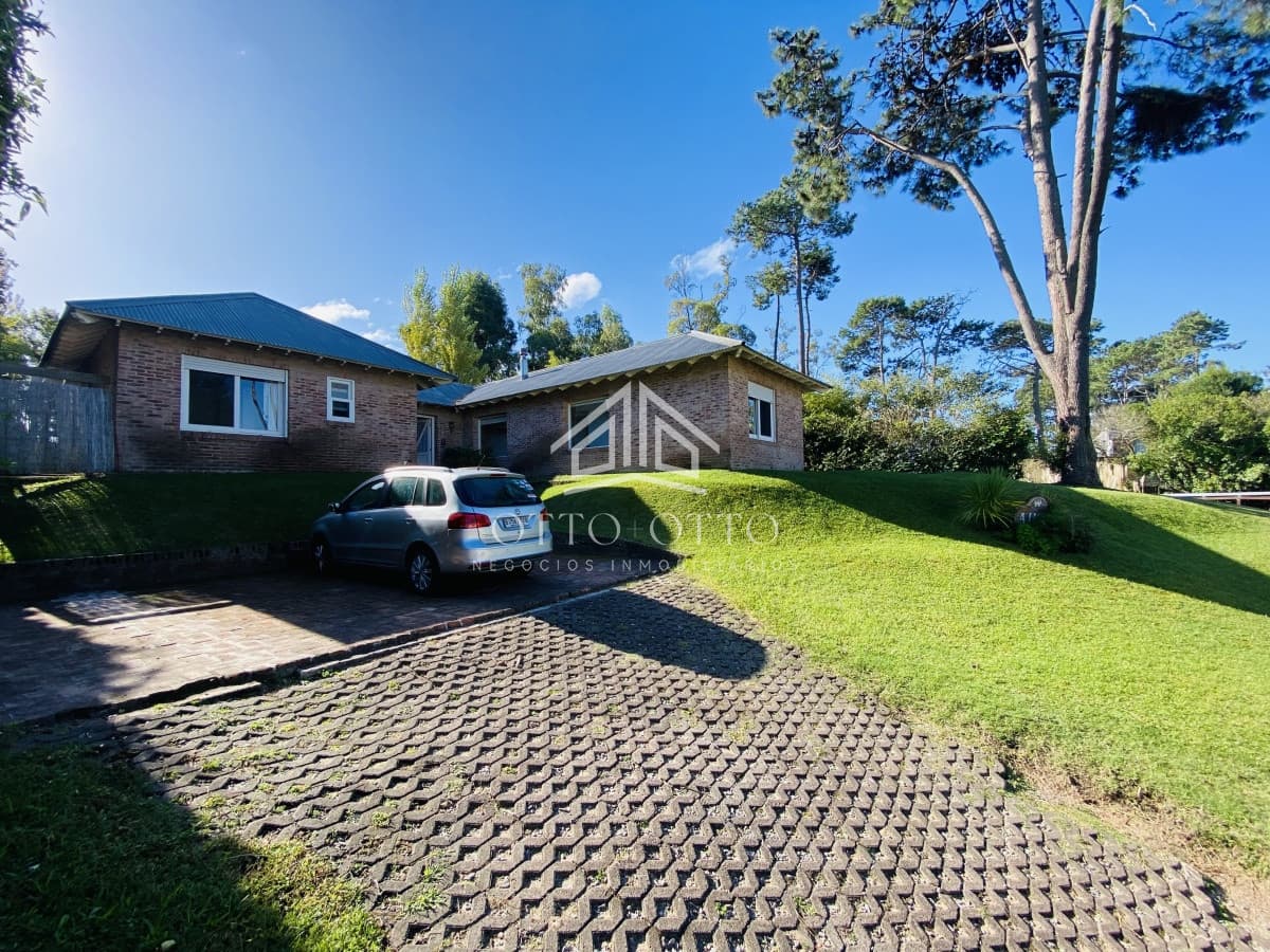Venta casa cuatro dormitorios Punta del este barrio Arbolada parrillero y gran terreno