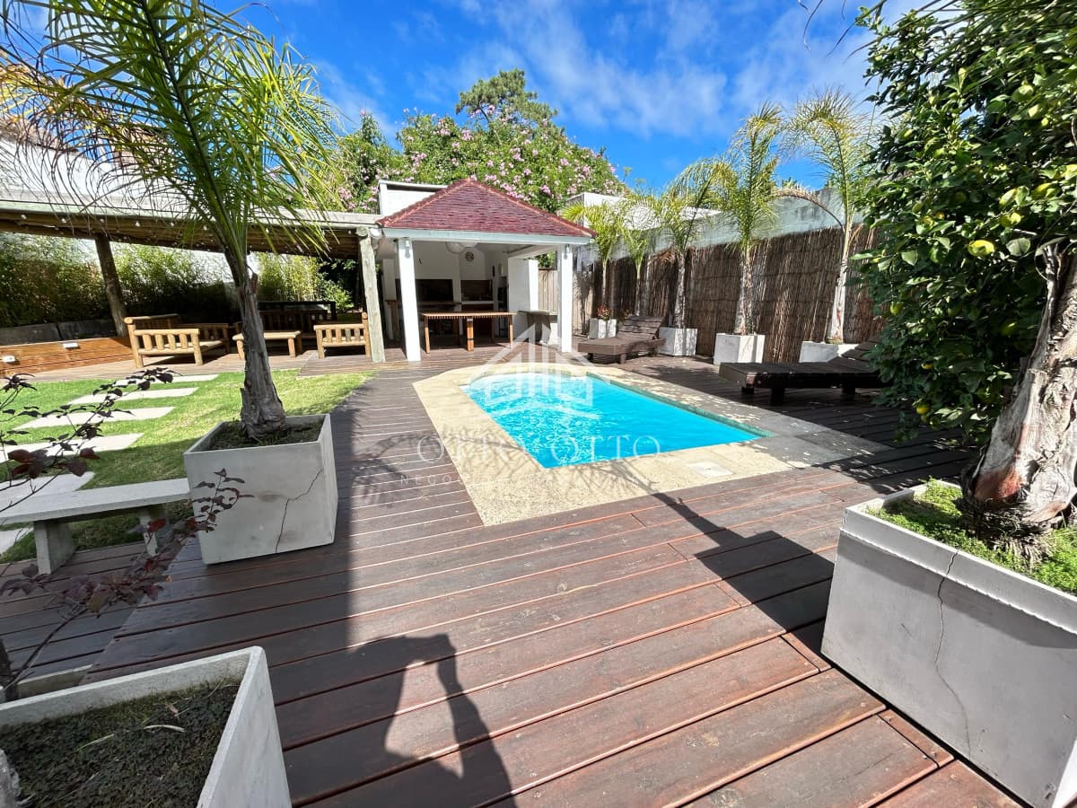 Venta casa siete dormitorios Punta del Este playa Mansa parrillero y piscina