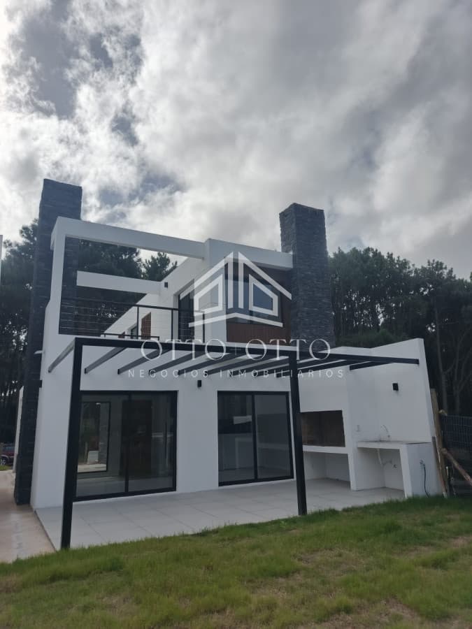 Venta casa tres dormitorios Punta del este Parque Burnett a estrenar