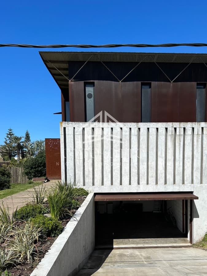Increíble casa en Punta Piedras a metros del mar con 5 dormitorios