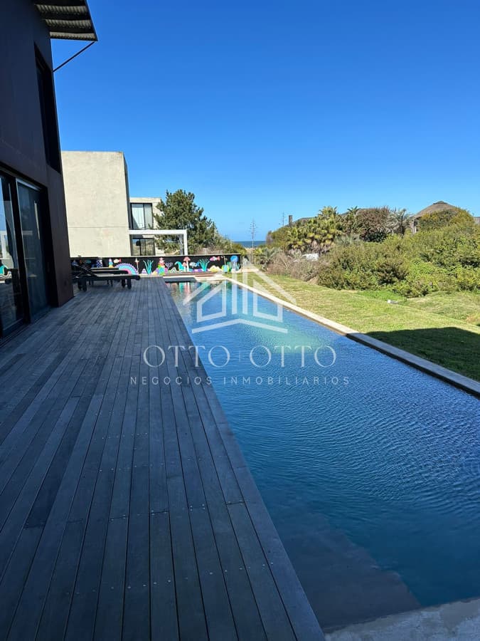 Increíble casa en Punta Piedras a metros del mar con 5 dormitorios