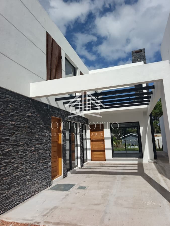 Venta casa tres dormitorios Punta del este Parque Burnett a estrenar