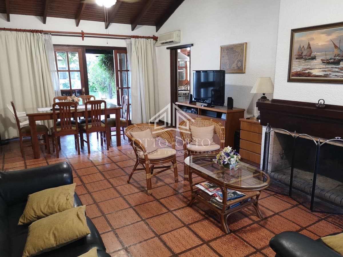 Venta casa cuatro dormitorios Punta del Este con piscina