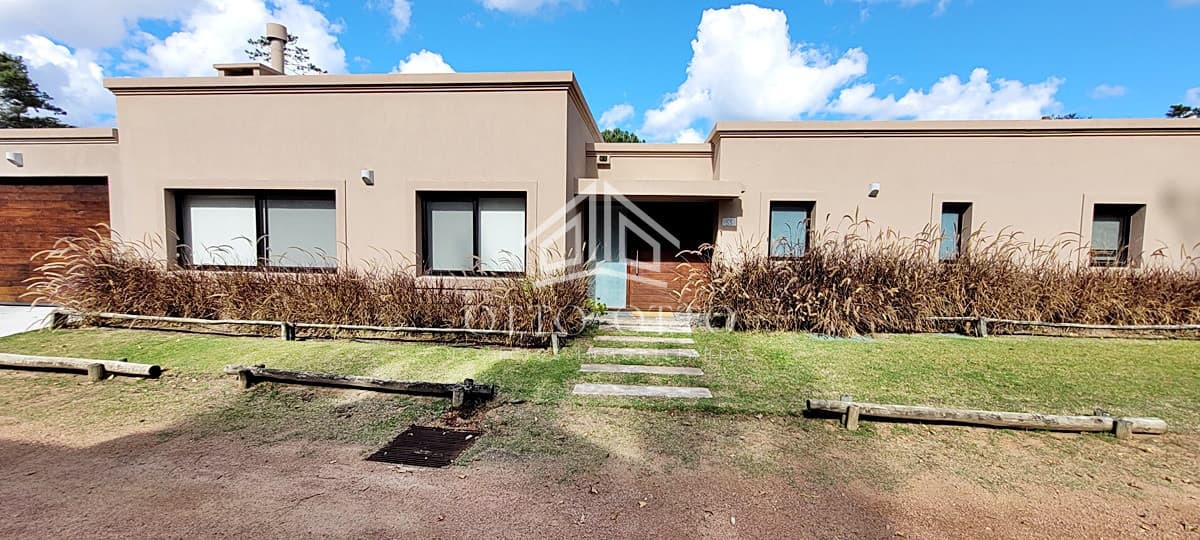 Hermosa casa en barrio cerrado