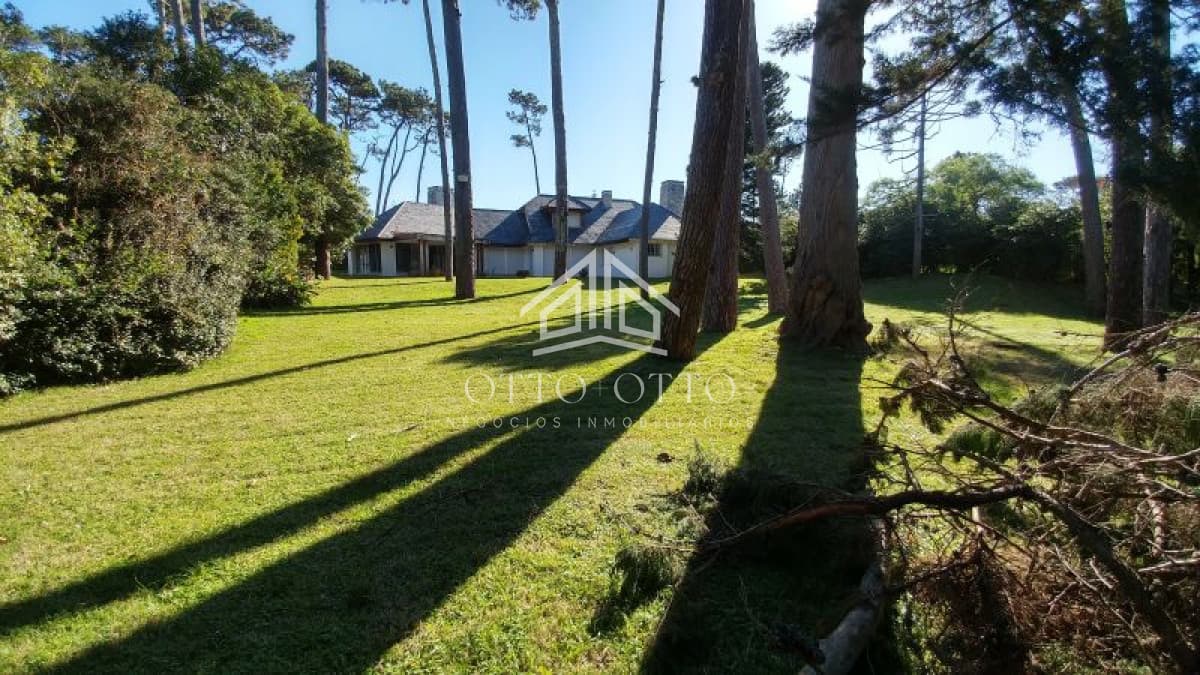 Espectacular residencia para reciclar en playa mansa!
