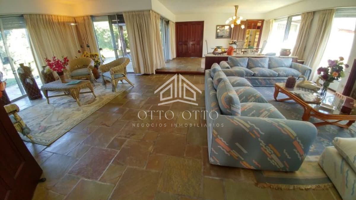 Espectacular residencia para reciclar en playa mansa!