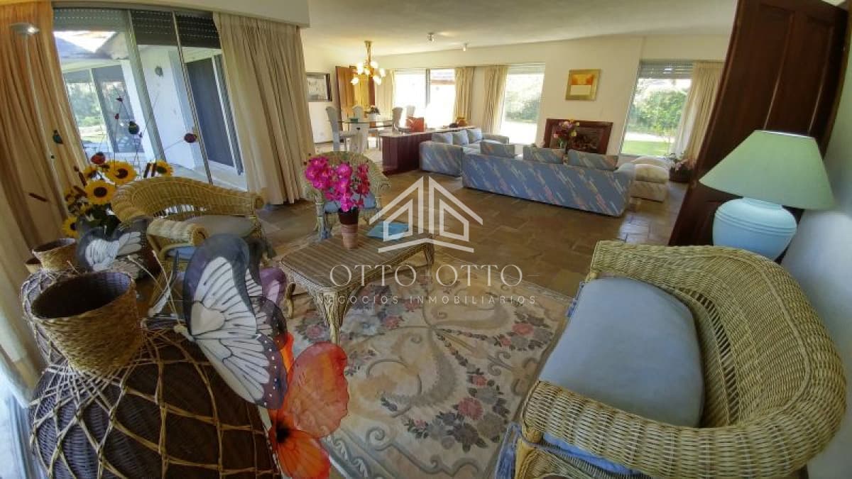 Espectacular residencia para reciclar en playa mansa!