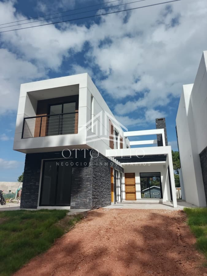 Venta casa tres dormitorios Punta del este Parque Burnett a estrenar