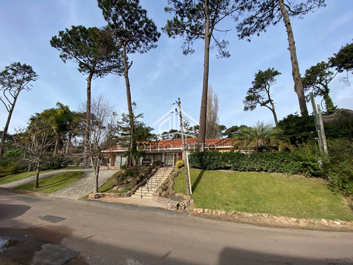 Casa en venta Lugano 5 dormitorios